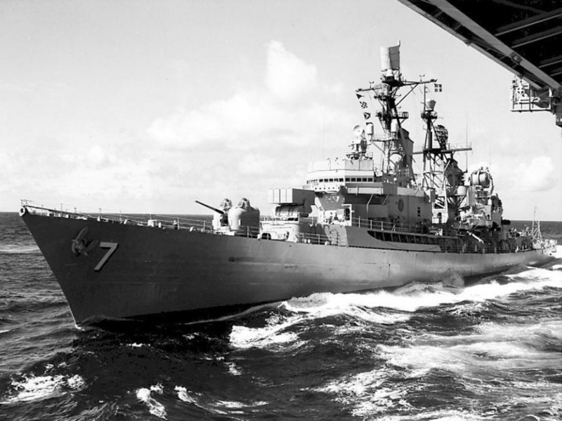 File:USS Luce (DLG-7) underway in 1962.jpg