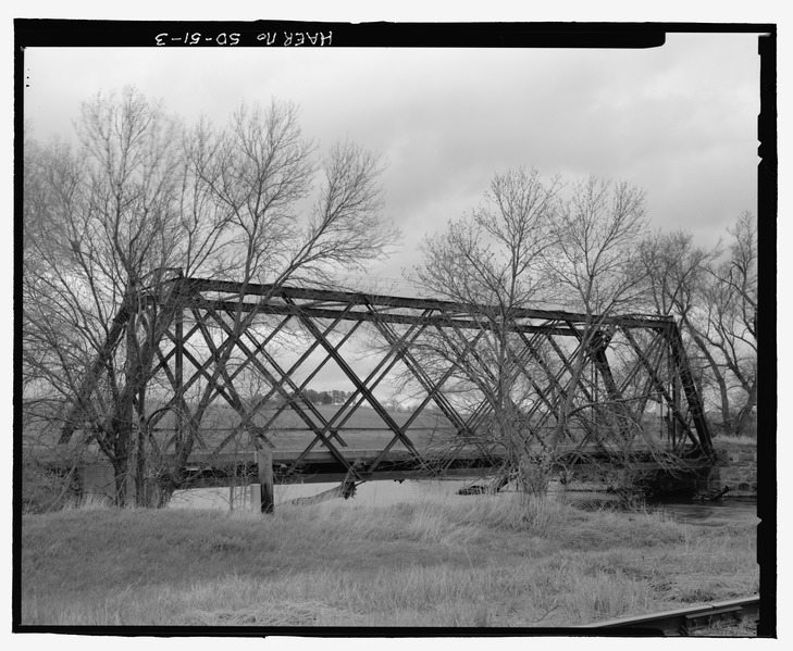 File:View of southeast of west side - Bridge No. 50-200-035, Spanning Big Souix River at 474th Avenue, Dell Rapids, Minnehaha County, SD HAER SD-51-3.tif