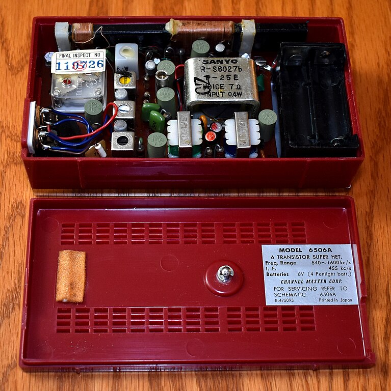 File:Vintage Channel Master Transistor Radio, Model 6506A, AM 