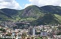 A cidade aos pés da Pedra Itaúna