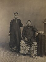 Miniatuur voor Bestand:Vrouw van de kapitein der Chinezen te Batavia en een meisje, KITLV 90619.tiff