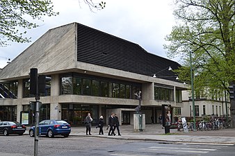 Norrköpings stadsbibliotek (1972). I förgrunden Eric Grates bronsskulptur Nike de Sant Andria.