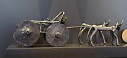 Modèle de chariot. Cuivre, traces d'argent, L. 21,5 cm. Âge du cuivre, 4500 - 2200 av. notre ère. Centre-sud de l'Anatolie (Turquie).