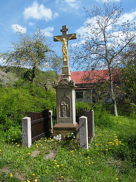 File:Wayside Cross in Markoušovice 01.jpg