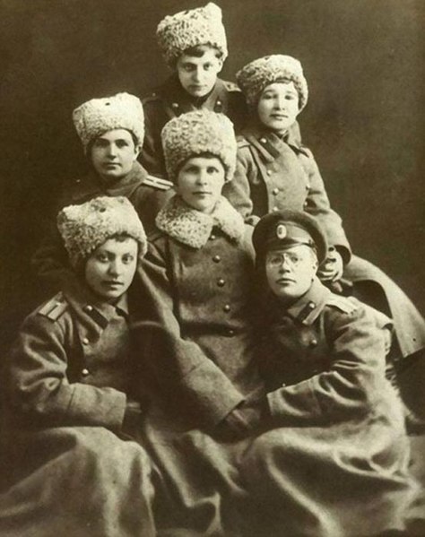 Female White officers in late 1917.