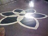 Una flor de piedra en el suelo de la estación, pavimentada con granito para flores[2].