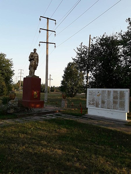 File:Братська могила радянських воїнів в Миргороді.jpg