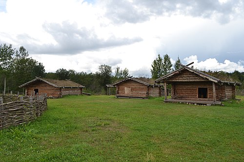 X village. Славянская деревня в Любытино Новгородской. Любытино музей Славянская деревня. Музей Славянская деревня х века в Любытино. Славянская деревня 10 века в Любытино.