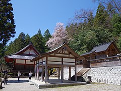 仏隆寺本堂と白岩神社