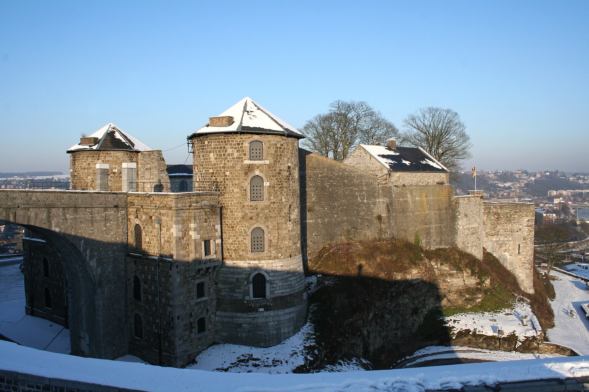 il "pont St-André", la "tour au four", la "tour aux chartes", "la forge", i bastioni e "la tour à la Citerne".