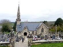L'enclos paroissial de Trégarvan : l'église Saint-Budoc et le cimetière autour de l'église.