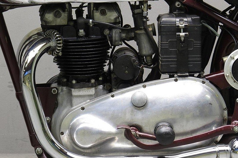 File:1939 Triumph Speed Twin 5T engine left side.jpg