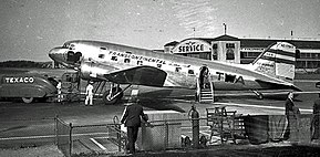 DC-3B NC17317 (no de série 17317) à l'escale de Colombus, Ohio, en 1941. On remarque les deux petits hublots (sabords horizontaux) supplémentaires à l'avant de la cabine, marquant l'emplacement des deux couchettes supérieures.