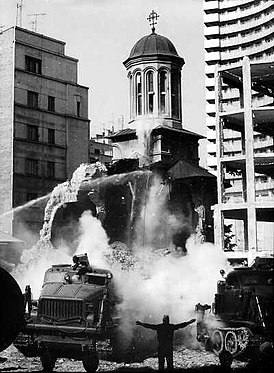 Iglesia destruida por terremoto en Bucarest