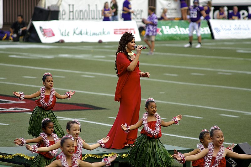 File:2007 Hawaii Bowl - Boise State University vs East Carolina University - Halftime show Amy Hanaialii.jpg