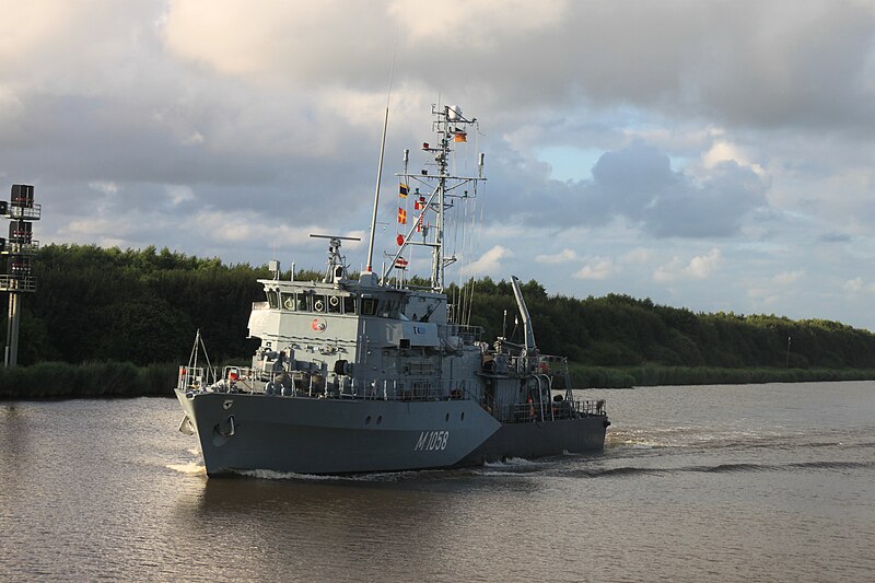 File:2016-08-05 Minenjagdboot Fulda M 1058 im Nord-Ostsee-Kanal Weiche Kudensee 01.jpg