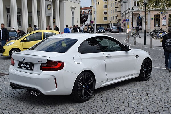 Rear view (BMW M2)