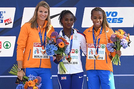 Asher-Smith (center) with her gold medal at the 2018 European Championships