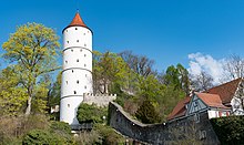 Weißer Turm mit Teilen der Stadtmauer