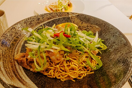 Chopped spring onion and a little minced chili on sliced ​​beef dried noodles