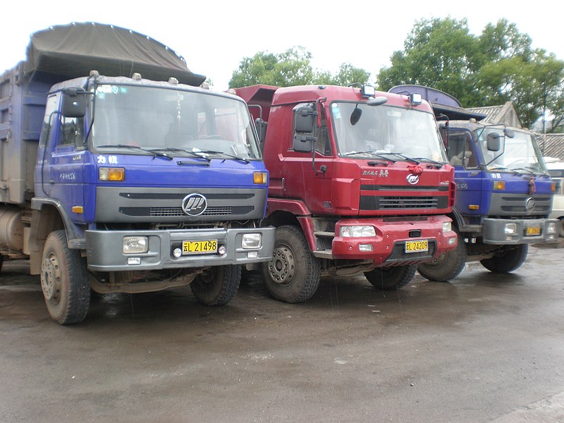 Lifan Industry (chin.: 力帆 lì fān, deut.: Kraftvolles Segel) 800px-3_Lifan_trucks_in_Yunnan