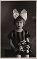 A little girl dressed in modern style (15185349351).jpg