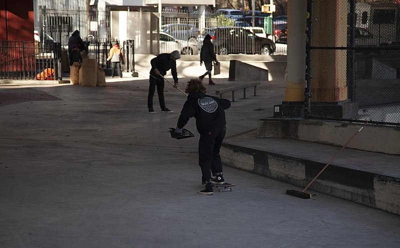 File:A skateboarder pushes holding a dust bin at Golconda Skatepark.jpg