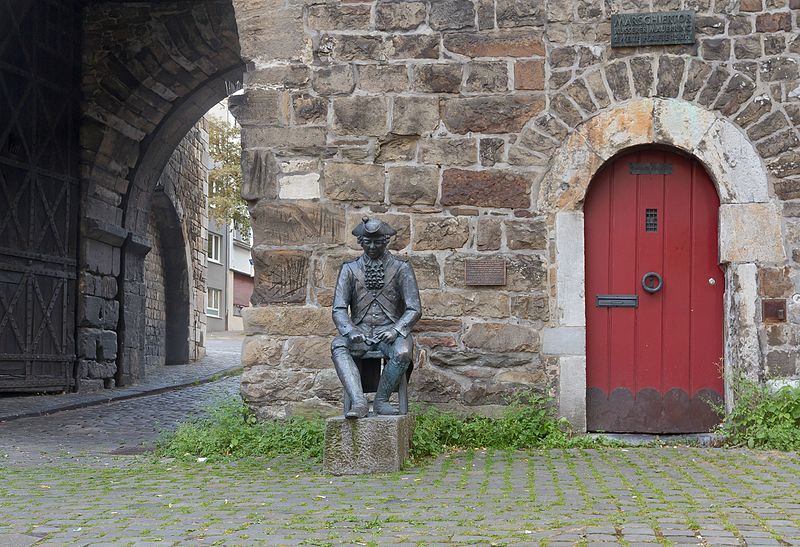 File:Aachen, sculptuur bij de Marschiertor foto5 2016-09-08 19.22.jpg