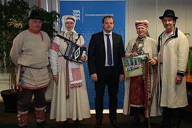 Le ministre estonien des Finances Arto Aas avec des représentants de Seto en costumes folkloriques, 2015