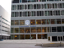 Entrance of Leiden University College The Hague, located next to the Den Haag Centraal railway station. Afdeling Den Haag van de Universiteit Leiden.jpg