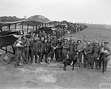 Para perwira No. 85 Skuadron, termasuk Besar Mannock, di depan Royal Aircraft Factory S. E. 5a pramuka di St Omer aerodrome, 21 juni 1918