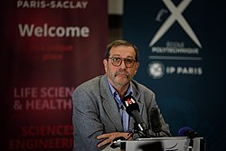 Alain Aspect, professeur à l’Université Paris-Saclay et à l’École polytechnique, est co-lauréat du Prix Nobel de Physique 2022. (52406154475).jpg