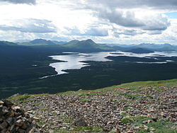 Lac Aleknagik, avec le village d'Aleknagik apparent en bas à gauche de la photo