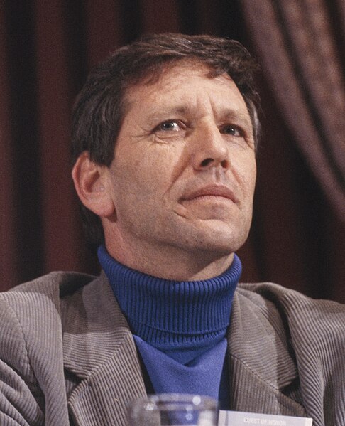 File:Amos Oz, Israeli author (cropped).jpg