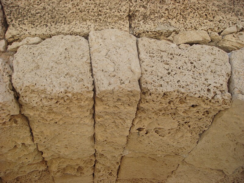 File:Ancient Roman aqueduct in Caesarea Maritima DSC05189.JPG