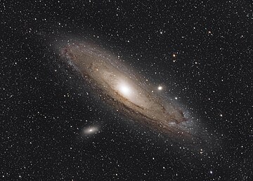 局所銀河群最大の渦巻銀河アンドロメダ銀河 (M31)。M31の左下に見える銀河はM110、M31の核の右に重なるように見える銀河はM32。