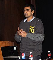 Anirudh Singh Bhati - wikipedysta przemawiający do publiczności