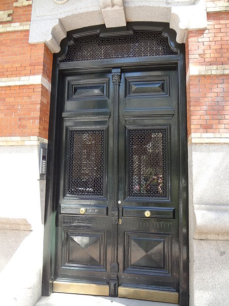 File:Antique Wooden Door, Salamanca (Madrid) 020.JPG