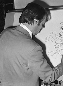 Uderzo dessinant Astérix.