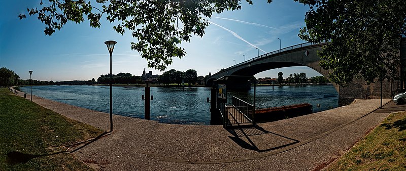 File:Avignon - Île de Piot - Chemin des Berges - Panorama View from the Rhône river bank towards Pont Saint Bénézet (Pont d'Avignon), Jardin des doms, Avignon Cathedral, Palais des Papes & Pont Édouard Daladier 01.jpg