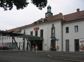 Das Stationsgebäude vom Bahnhofplatz aus gesehen