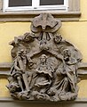 Obere Sandstraße 12, Bürgerhaus um 1710/20, Relief: Marienkrönung