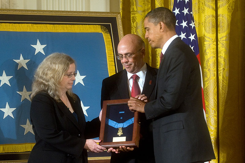 File:Barack Obama presents Medal of Honor to Robert J. Miller's parents 2010-10-06 5.jpg