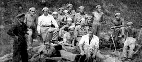 Wojtyła (second from right) in a Baudienst forced labour work crew during the occupation of Poland (1939–1945), circa 1941