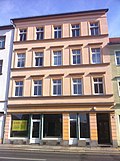 Residential house with shop fitting, in closed development