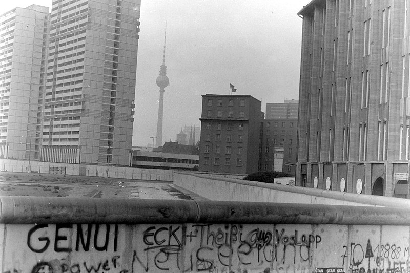 File:Berlin Wall April 1989 05.JPG