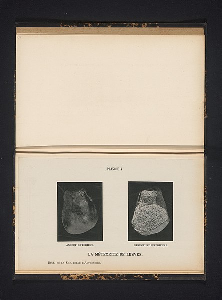 File:Binnen- en buitenkant van een meteoriet La météorite de lesves (titel op object), RP-F-2001-7-1347A-6.jpg