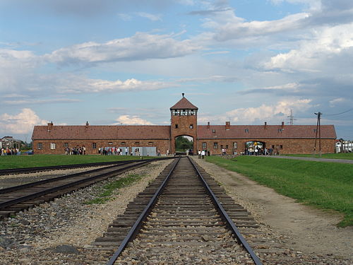 Entrée principale du camp de la mort nazi d'Auschwitz-Birkenau en Pologne