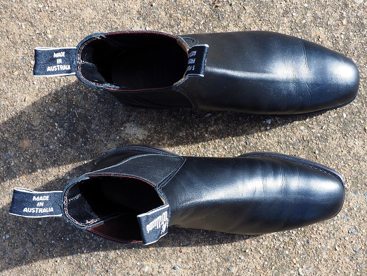 File:Black RM Williams comfort craftsman boots - front and side