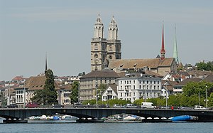 Blick vom Zürichsee auf Quaibrücke und Grossmünster (2009).jpg